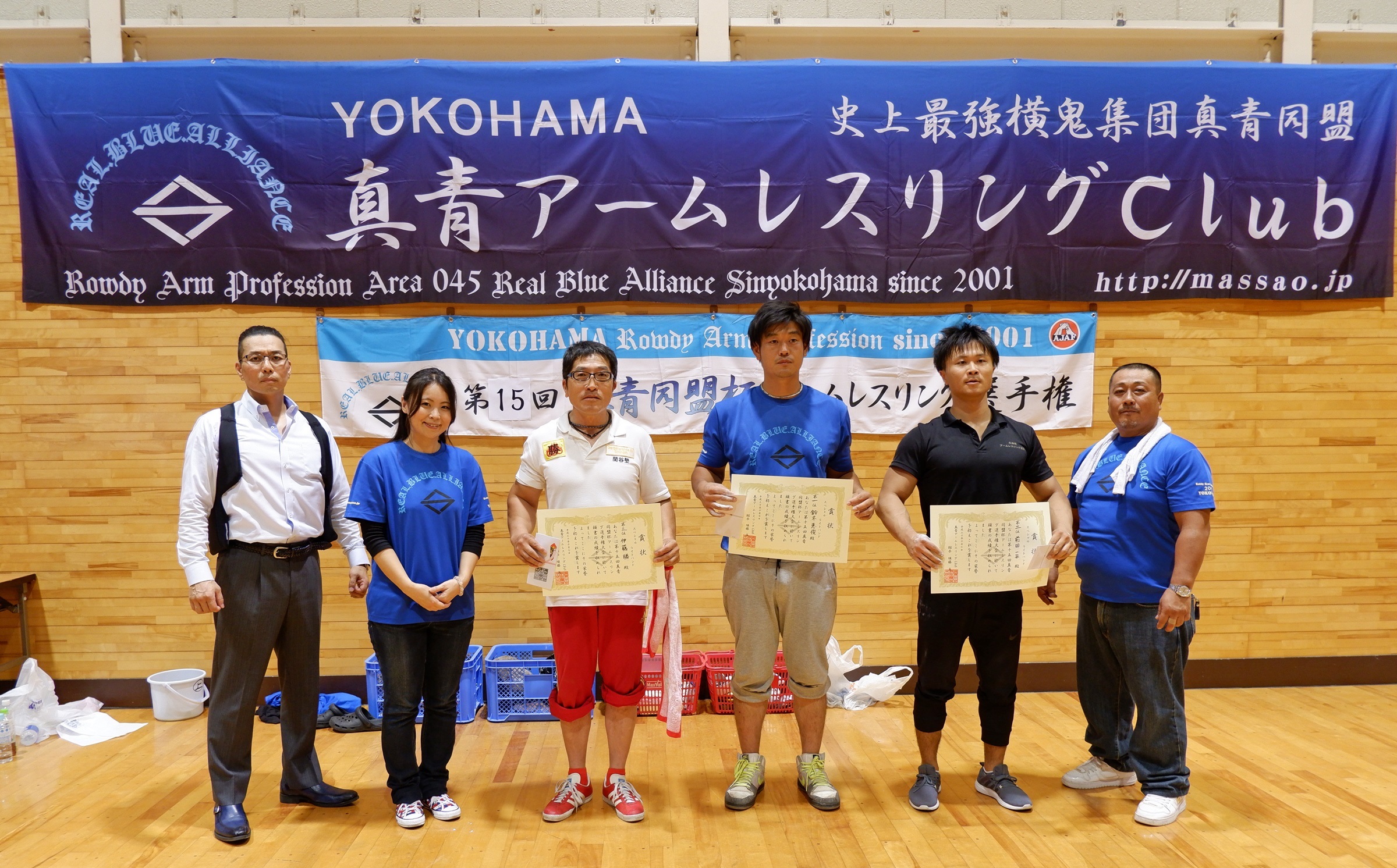 2018年真青同盟杯アームレスリング選手権大会Sライト表彰、鈴木選手優勝